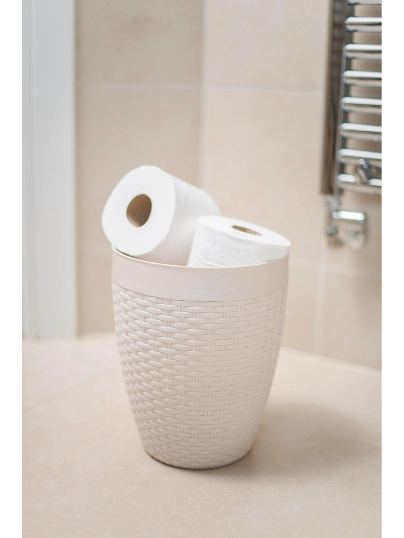 Addis Faux Rattan Swing Lid Bathroom Bin 4 Addis Faux Rattan Swing Lid Bathroom Bin - Image 4