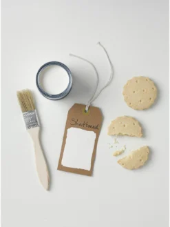 Rust-Oleum Chalky Finish Wall Paint In Shortbread – 2.5-litre Tin -Rust-Oleum || d-c-fix || Harris Sales RLVJU SQ4 0000000088 NO COLOR SLd1