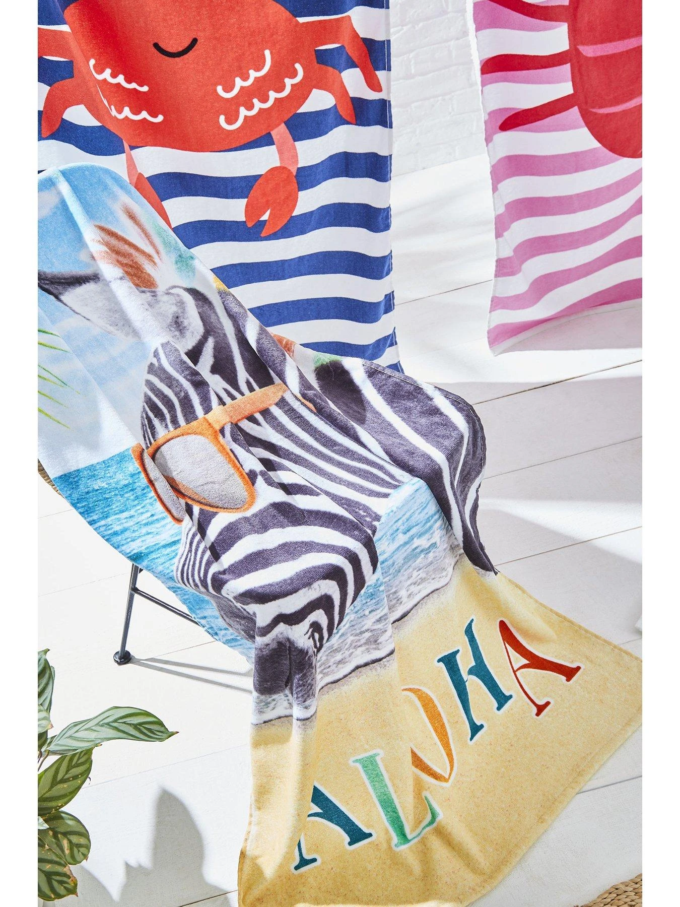 Catherine Lansfield Aloha Beach Towel 4 Catherine Lansfield Aloha Beach Towel - Image 4
