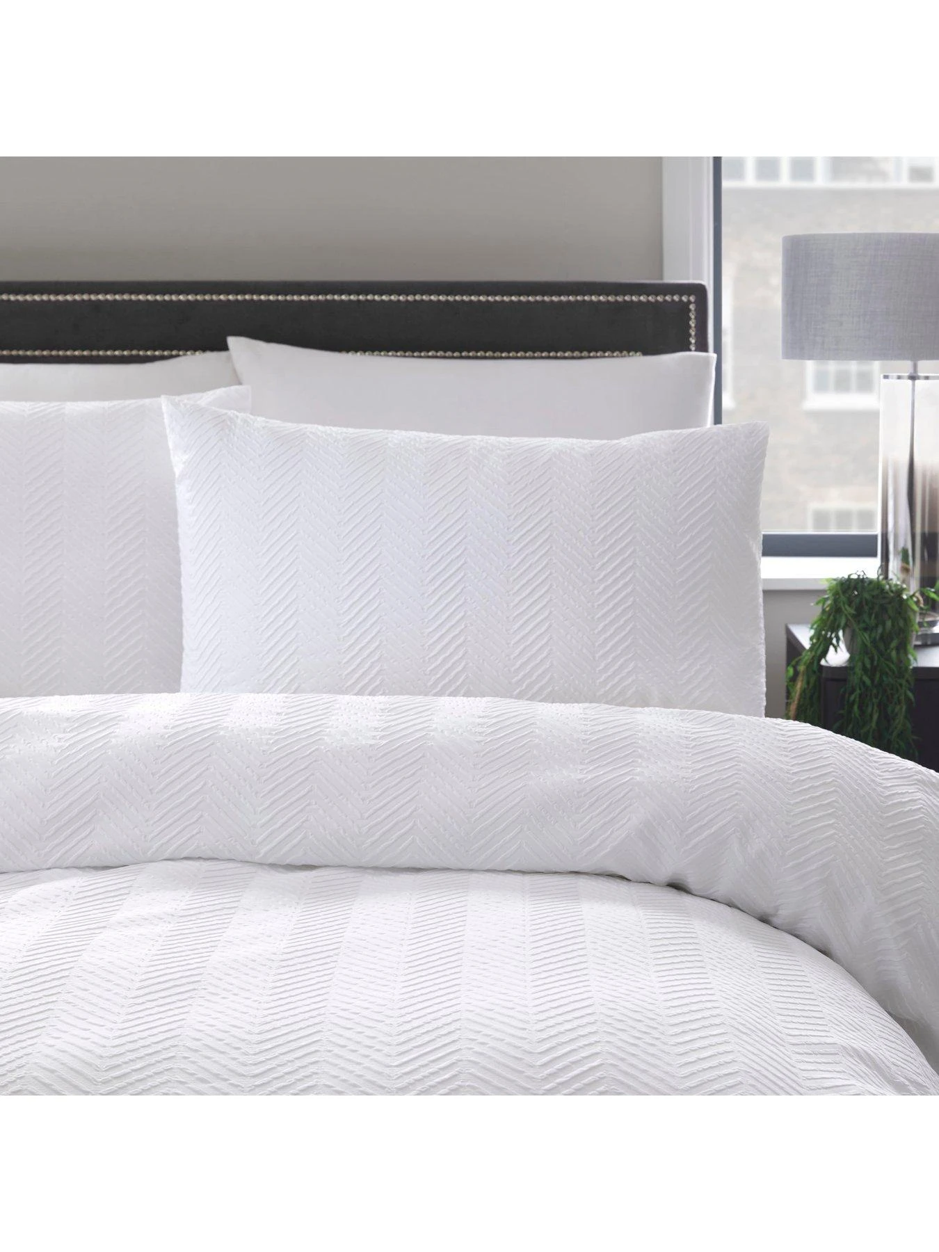 Appletree Boutique Taylor Chevron Duvet Cover Set - White 2 Appletree Boutique Taylor Chevron Duvet Cover Set - White - Image 2