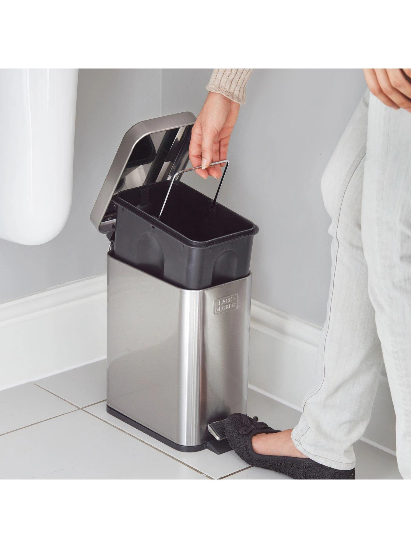 Black & Decker 5L Slimline Soft Close Pedal Bin 6 Black & Decker 5L Slimline Soft Close Pedal Bin - Image 6